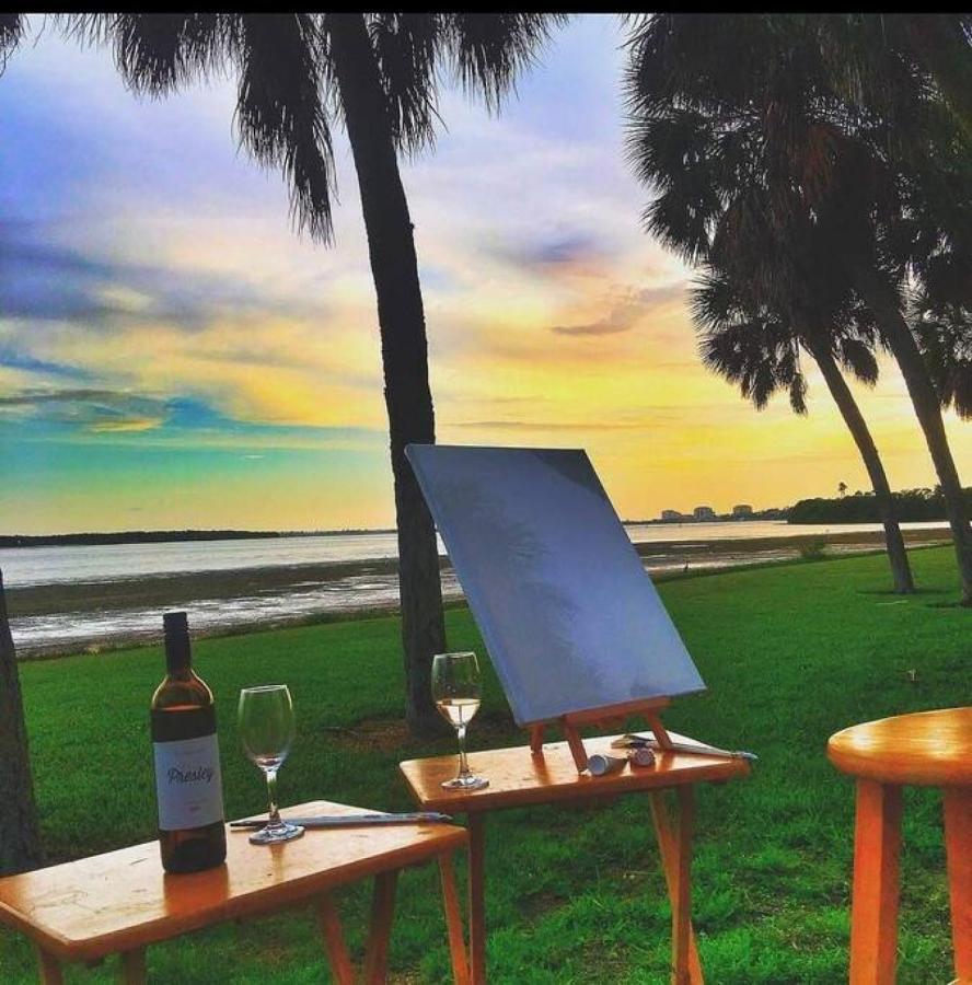 Villa Wine-Dine-Sunshine Cozy Flat In The Heart Of Dtsp St. Petersburg Esterno foto