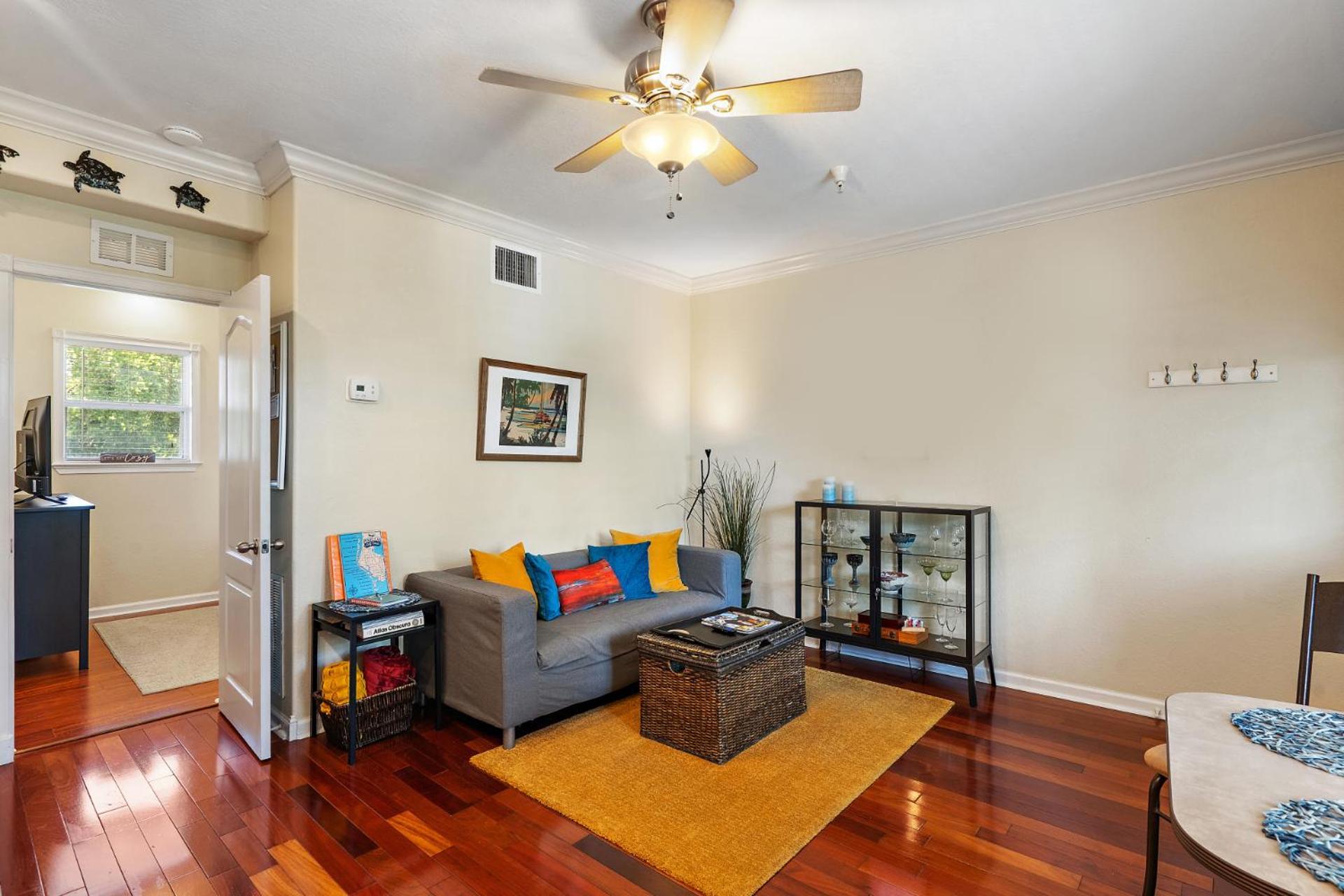Villa Wine-Dine-Sunshine Cozy Flat In The Heart Of Dtsp St. Petersburg Esterno foto