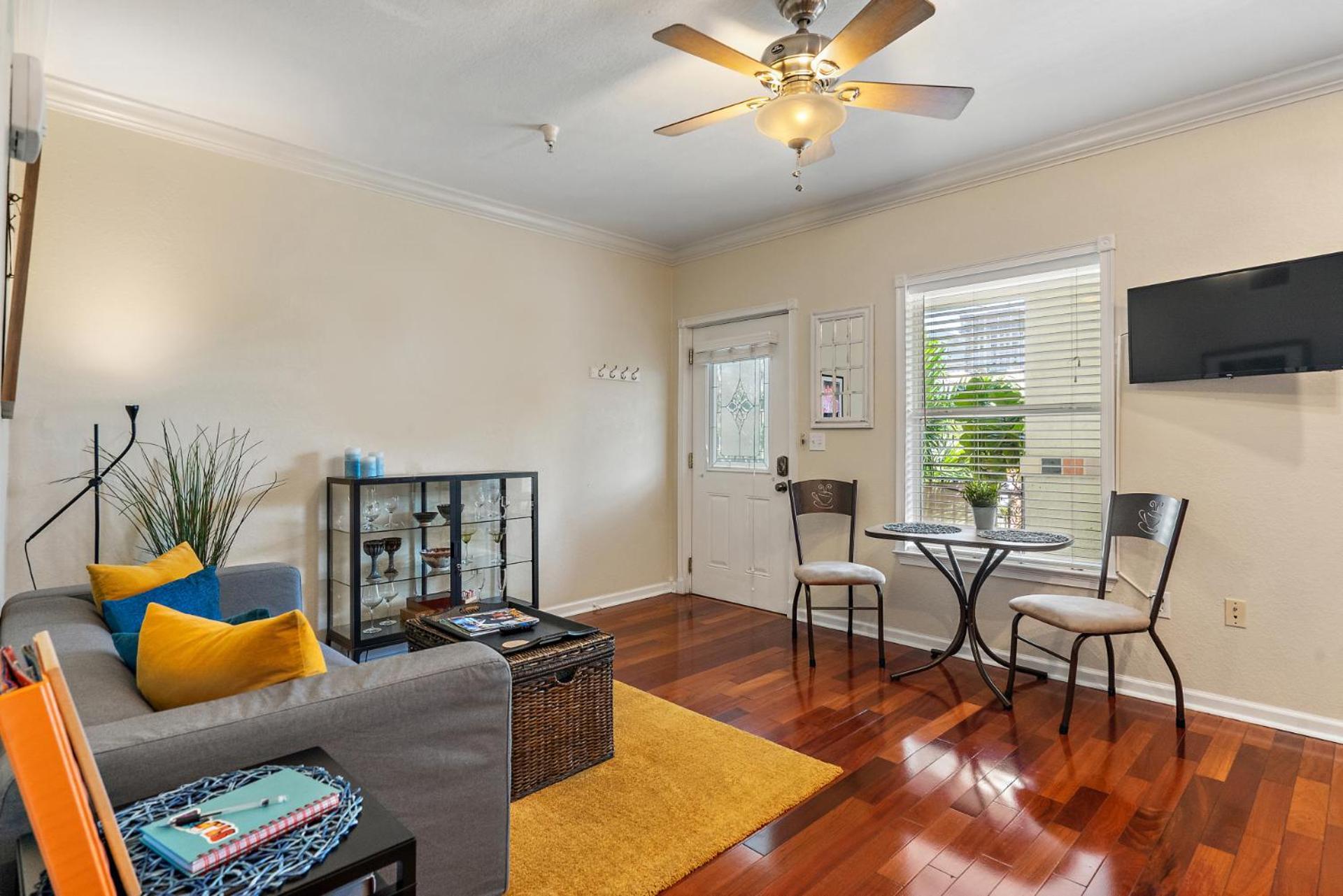 Villa Wine-Dine-Sunshine Cozy Flat In The Heart Of Dtsp St. Petersburg Esterno foto