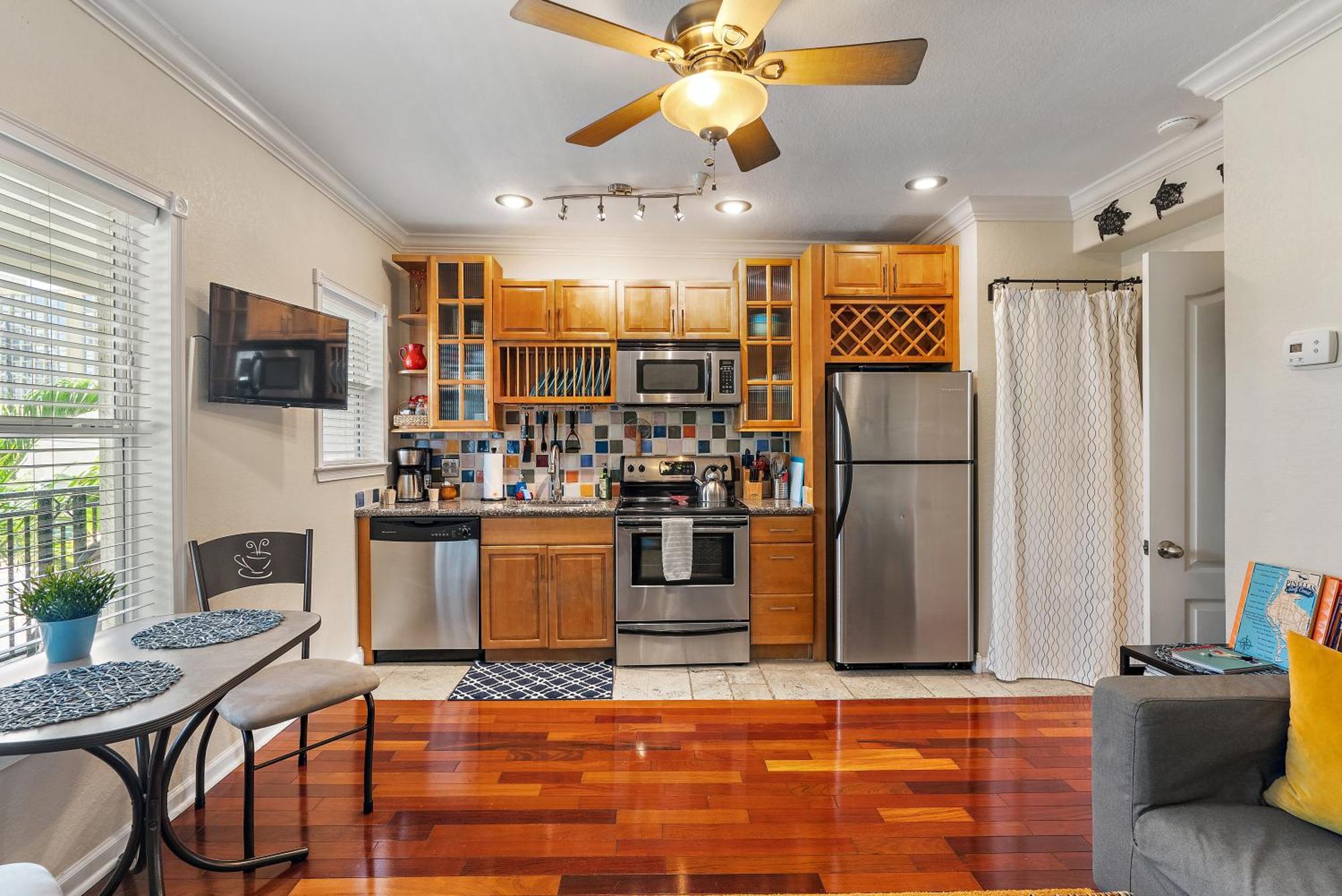 Villa Wine-Dine-Sunshine Cozy Flat In The Heart Of Dtsp St. Petersburg Esterno foto