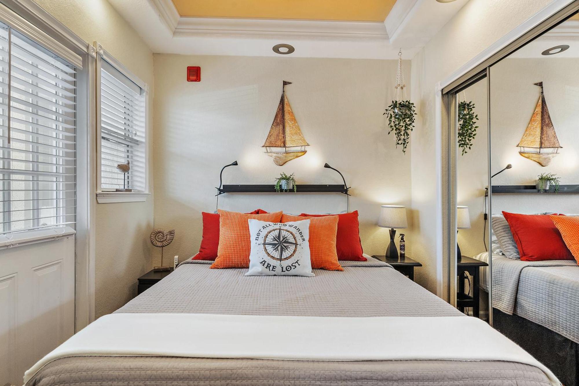 Villa Wine-Dine-Sunshine Cozy Flat In The Heart Of Dtsp St. Petersburg Esterno foto